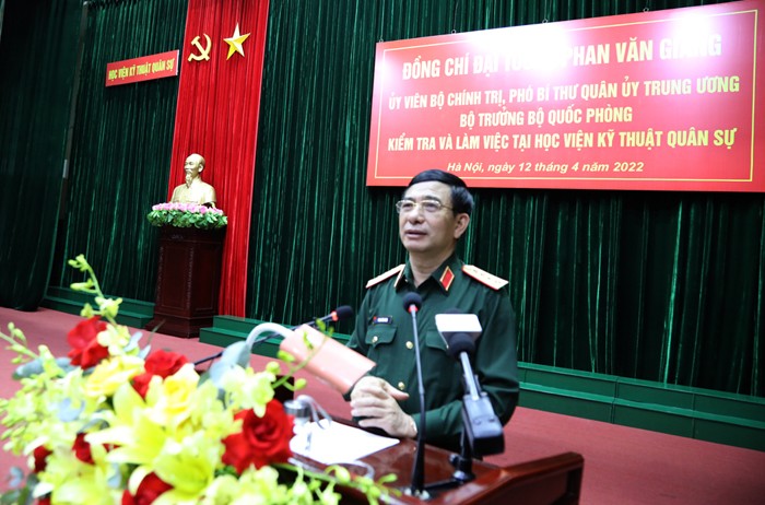 Dai tuong Phan Van Giang tham va lam viec voi nhieu don vi quoc phong-Hinh-4