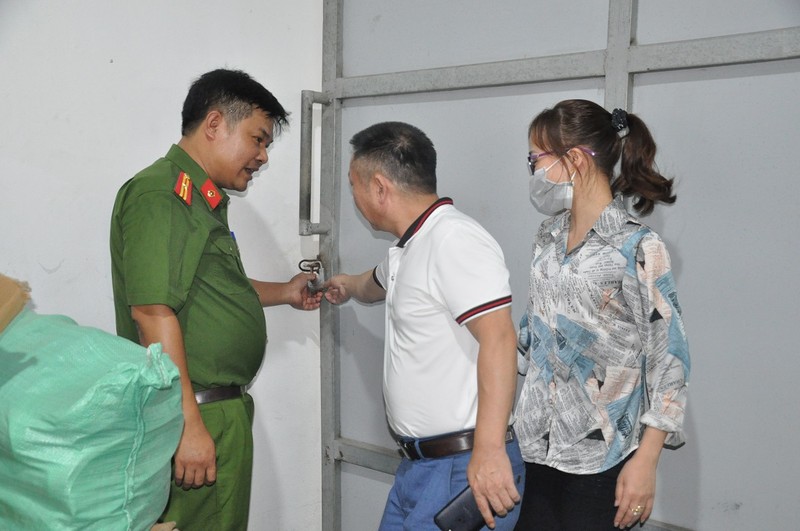 Hai Duong: Cong nhan dot nhap phong giam doc de trom cap tai san-Hinh-2
