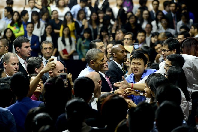 Clip Tong thong Obama nhac den Son Tung trong bai phat bieu-Hinh-3
