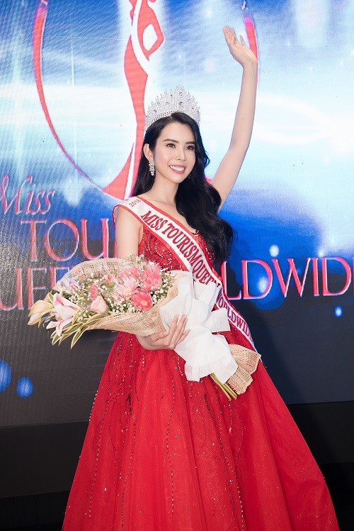 Huynh Vy bat ngo dang quang Miss Tourism Queen Worldwide 2018