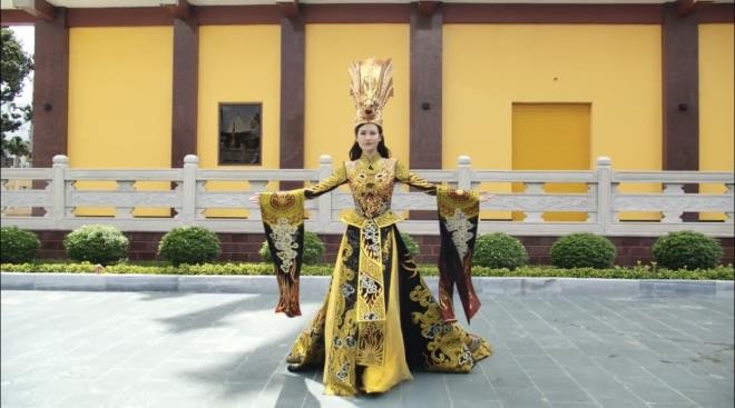 Thai Thi Hoa thang phan thi Quoc phuc tai Miss Earth 2020