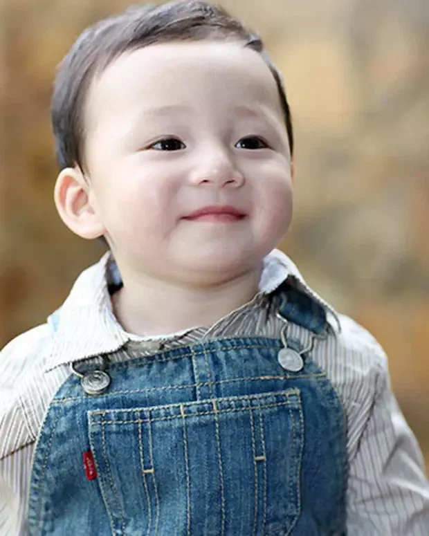 Con trai cua Quang Dung - Jennifer Pham cao 1m72, chung chac o tuoi 13