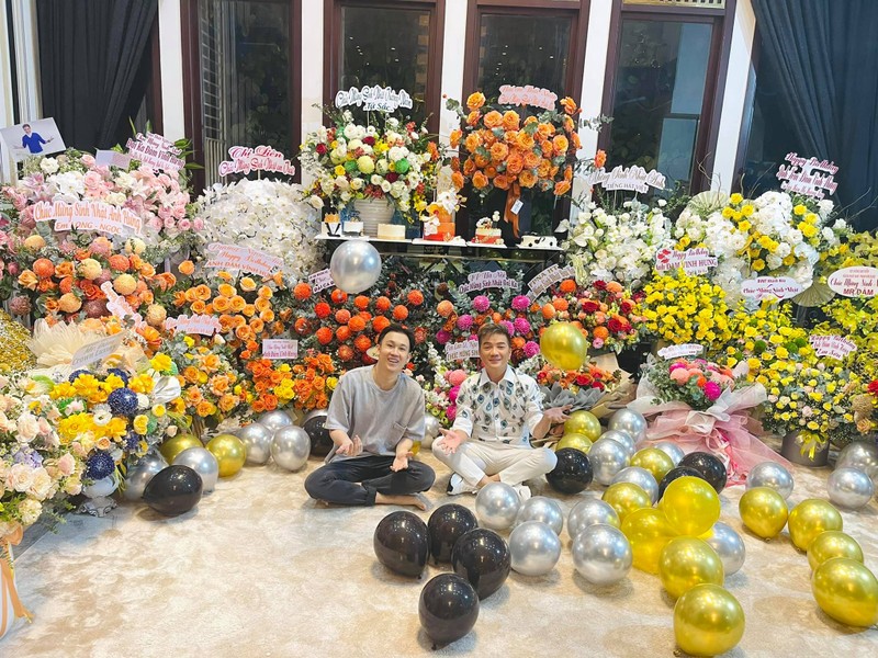 Dam Vinh Hung khoe biet thu ngap hoa, qua trong ngay sinh nhat-Hinh-12