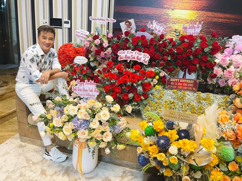Dam Vinh Hung khoe biet thu ngap hoa, qua trong ngay sinh nhat-Hinh-6
