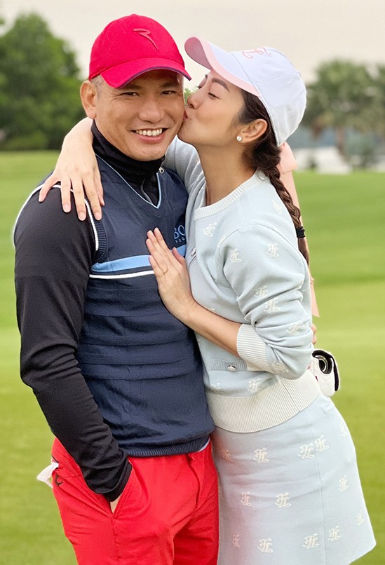 Jennifer Pham kieng chan hon chong dai gia giua san golf-Hinh-2