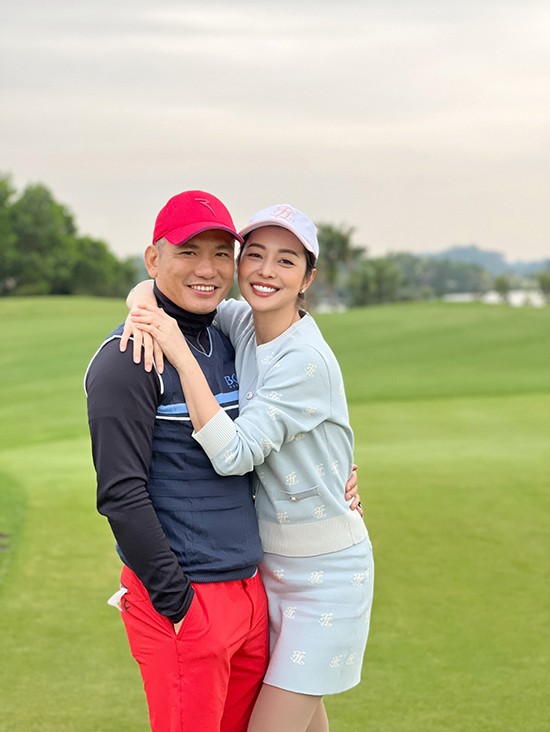Jennifer Pham kieng chan hon chong dai gia giua san golf