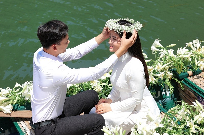 Song Thao phai xin phep chong de hon ban dien khi quay MV-Hinh-4