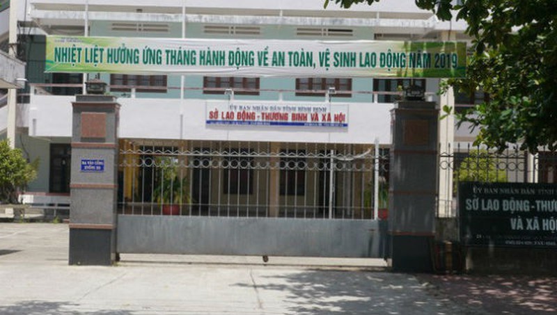 Vi sao Pho Giam doc So LD-TB&XH Binh Dinh bi thoi viec?