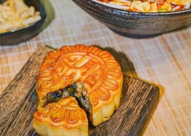 Đến nay, vẫn khó có chiếc bánh nào soán ngôi được bánh trung thu vị… bún ốc về hương vị độc lạ