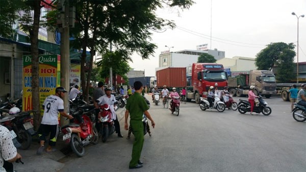 Di dam ma ve hai anh em chet tham duoi banh xe container-Hinh-2