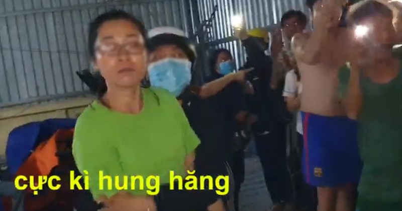 Nguoi phu nu mac cong an can ngan van lao vao danh su thay Tinh that Bong Lai-Hinh-3
