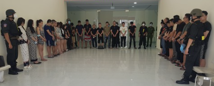 33 nam nữ bị phát hiện đang ăn chơi tập thể trong chung cư 33 nam nu bi phat hien dang an choi tap the trong chung cu