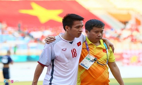 Hung Dung duoc dua toi benh vien ngay giua tran gap Olympic Nhat Ban-Hinh-2