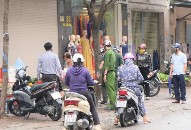 Thanh Hoa: Van con hang quan “lo” chi dao, mo ban giua 