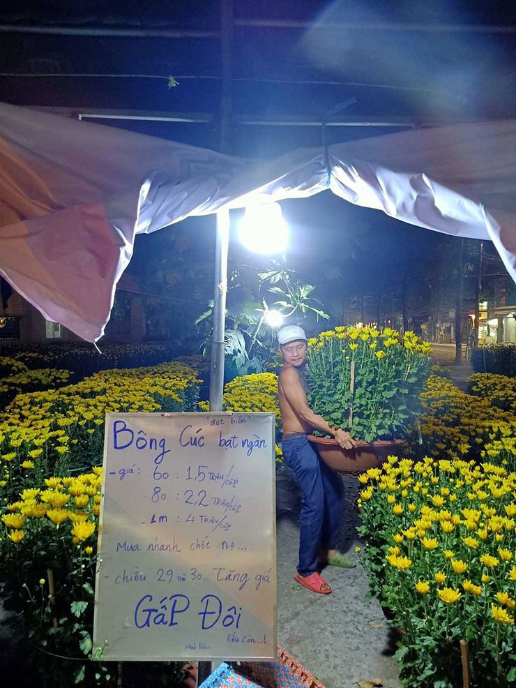 Anh bán rau “khùng” nhất Việt Nam lấn sân bán hoa Tết