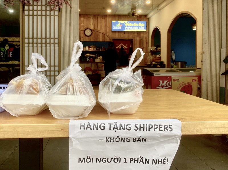 Tam bien 'Hang tang shipper, khong ban' am long o TP.HCM-Hinh-2
