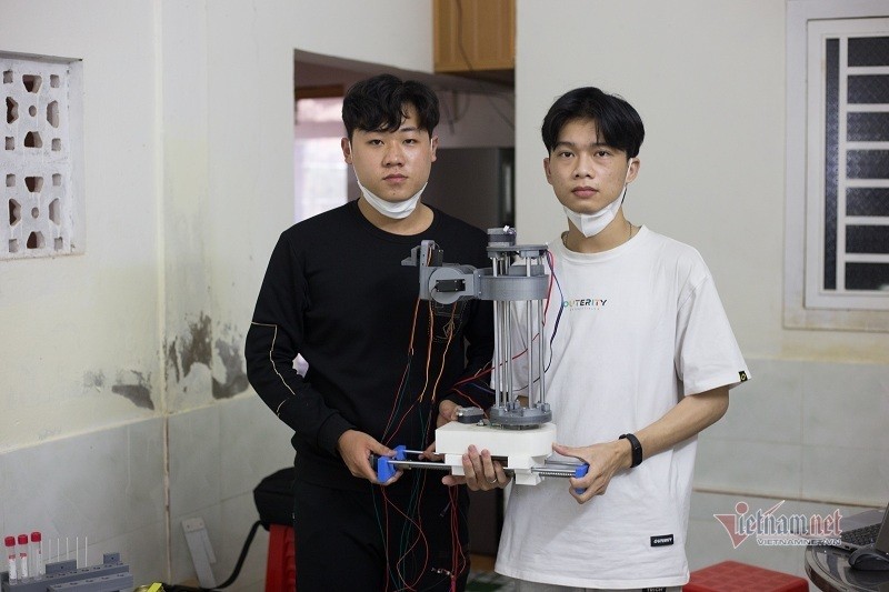 Hoc sinh Quang Tri sang che robot lay mau xet nghiem COVID-19-Hinh-2