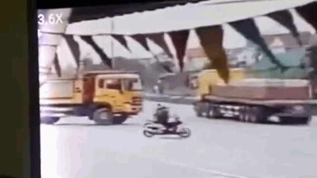 Video: 2 nu sinh bi xe tai tong tu vong tren duong toi truong