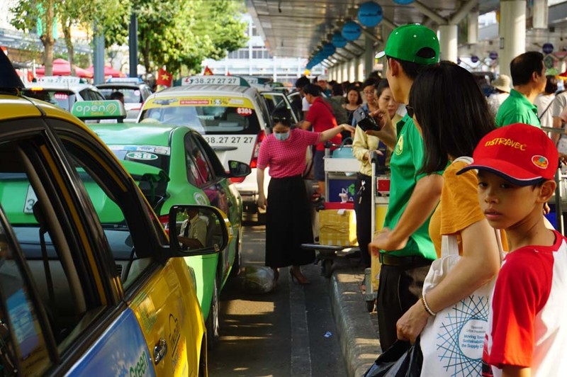 Thu truong GTVT: Xu nghiem taxi cheo keo, ep gia tai san bay Tan Son Nhat