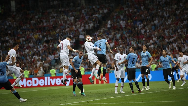 Uruguay 2 - 1 Bo Dao Nha: Cavani tien Ronaldo ve nuoc theo chan Messi-Hinh-2