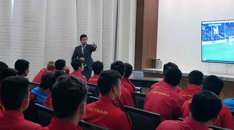 DT Viet Nam hoc cong nghe VAR truoc tran tu ket Asian Cup 2019-Hinh-2