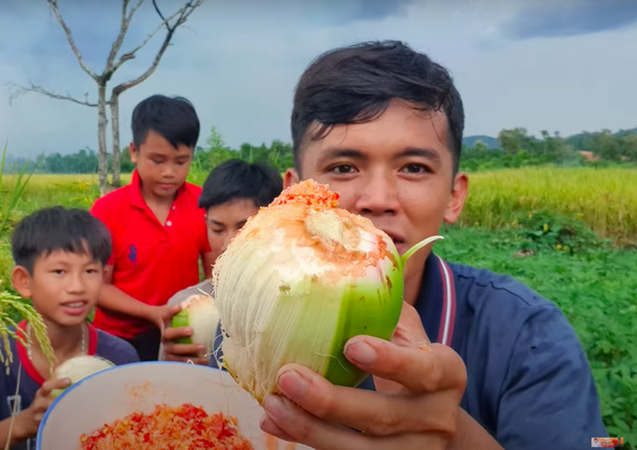 YouTuber ngheo nhat Viet Nam hanh phuc khoe con gai dau long-Hinh-7