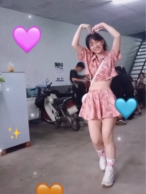 Nhung lan bi netizen soi ngoai hinh cuc gat cua hot girl Le Bong-Hinh-6