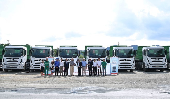 Nam Viet Motor ban giao 40 xe Hyundai Xcient cho khach hang