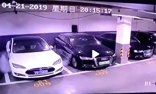Lo video xe oto dien Tesla boc chay tai Trung Quoc