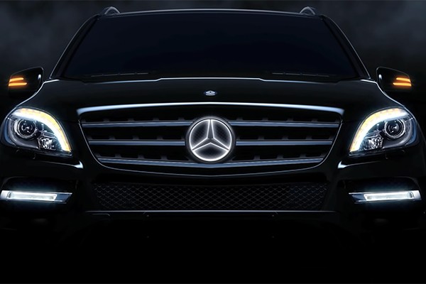 Trieu hoi gan 13.000 xe Mercedes-Benz do logo phat sang bi loi-Hinh-2