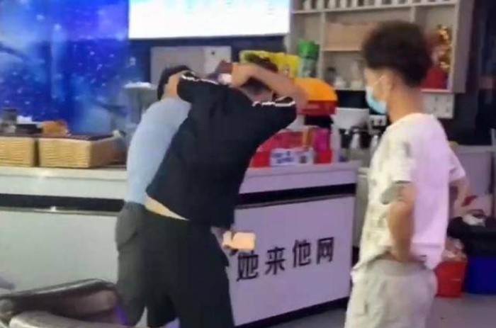 Phát hiện con trai chơi game suốt 8 ngày 8 đêm tại quán Phat hien con trai choi game suot 8 ngay 8 dem tai quan