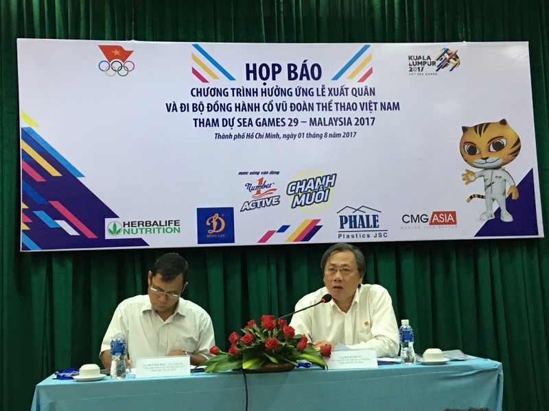 Di bo dong hanh co vu doan the thao Viet Nam tham du SEA Games 29-Hinh-2