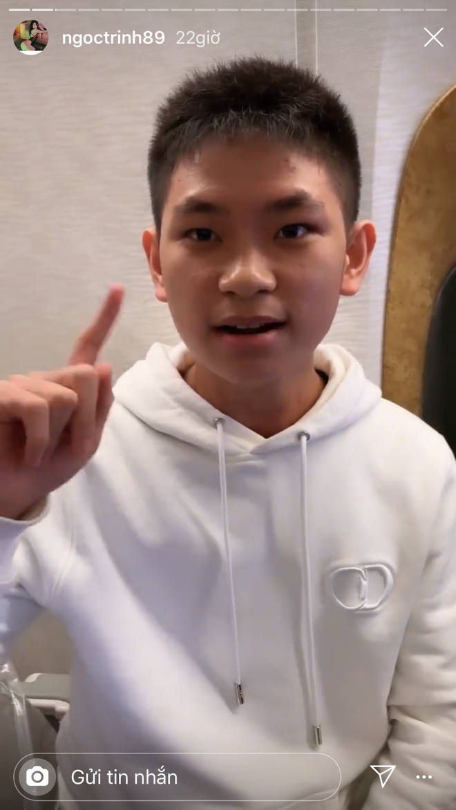 Rich kid fan Ngoc Trinh bat ngo “quay xe”, hoi han khi men idol-Hinh-8