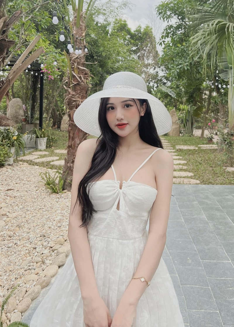 Thay doi gu goi cam, “hot girl dong phuc” lam netizen nhan khong ra-Hinh-10