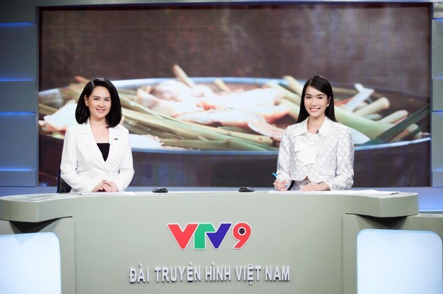 A hau Phuong Anh run ban bat khi lan dau dan ban tin VTV-Hinh-2