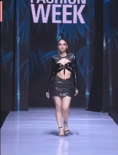 Le Bong tham du Thailand Fashion Week 2022, netizen kich liet phan doi-Hinh-7