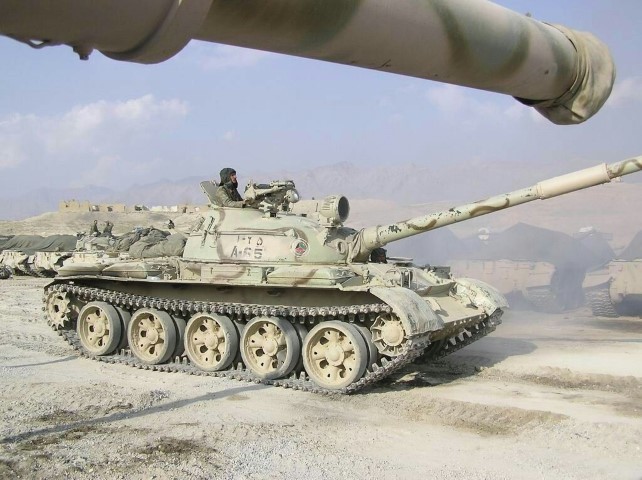 Nong: Xe tang T-62 Afghanistan bat ngo tan cong, Taliban thiet hai nang