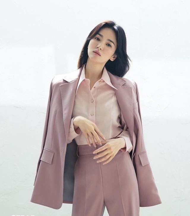 Song Hye Kyo co biet tai hack dang bang trang phuc chi em-Hinh-3