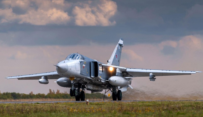 'Kiem si' Su-24 Ukraine trang bi ten lua Kh-25MP de truy tim he thong phong khong Nga?-Hinh-16