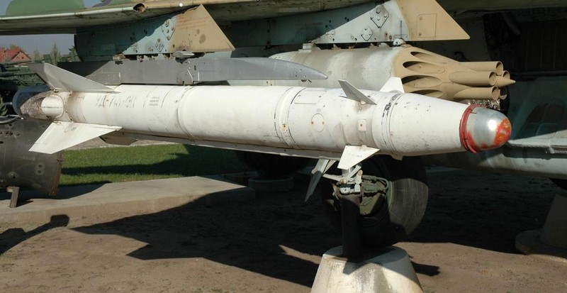 'Kiem si' Su-24 Ukraine trang bi ten lua Kh-25MP de truy tim he thong phong khong Nga?-Hinh-4