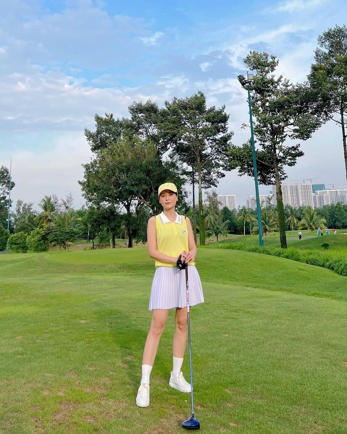 'Nu sinh' Sam len do choi golf, lo than hinh 'co huong' dang bao dong-Hinh-7