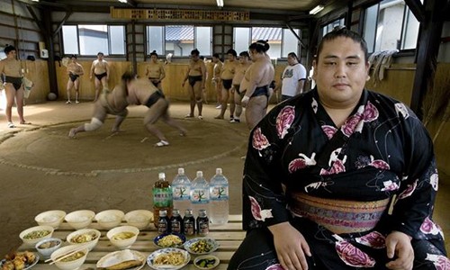 Vi sao vo si sumo Nhat Ban co the nang den 400kg?