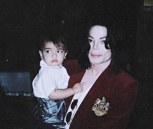 Con trai Michael Jackson o an sau khi bo mat
