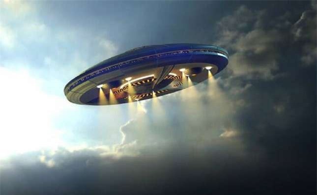 UFO mau xanh lam xuat hien tren bau troi dem cua Hawaii