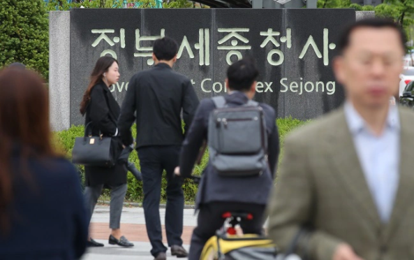 Nhân viên văn phòng thành hình mẫu để kết hôn ở Hàn Quốc