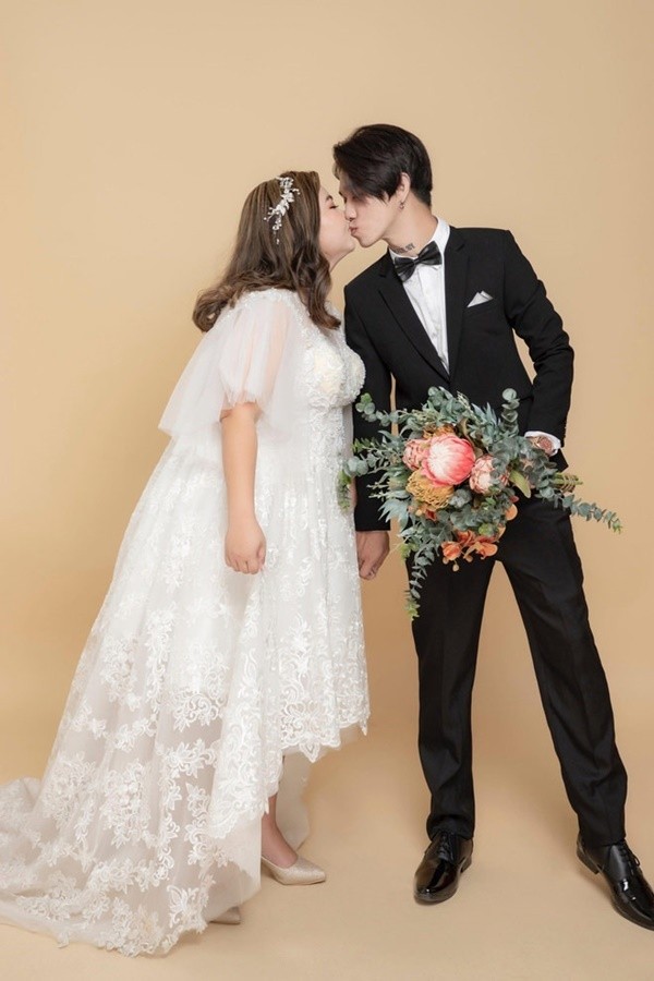 “Cặp đôi đũa lệch” chồng gầy vợ béo cưới nhau sau 2 tháng yêu online
