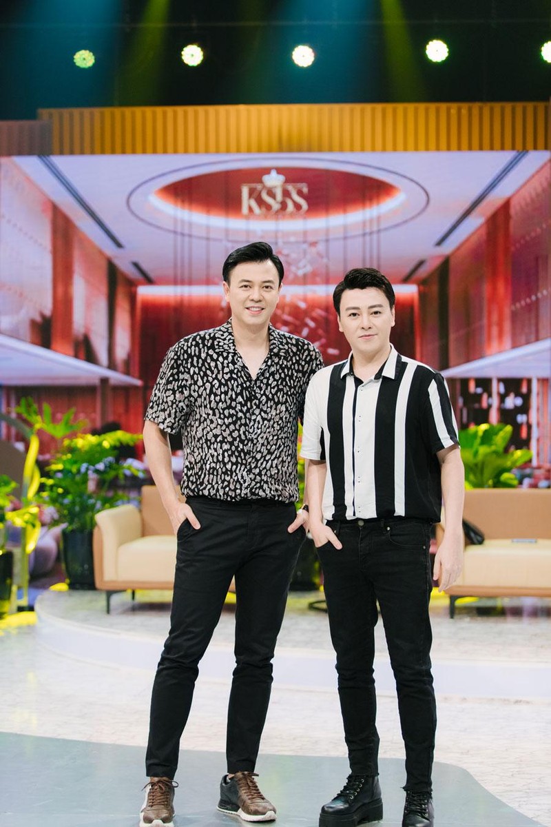 Lan hiem hoi MC Tuan Tu va anh trai Phan Anh khoc tren song VTV