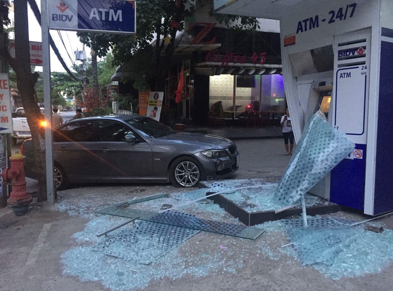 TP HCM: Oto BMW no lop dam vo nat tru ATM-Hinh-2
