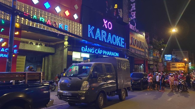 Cong an kham xet quan karaoke cua “dai gia deo vang” Phuc XO xuyen dem-Hinh-2