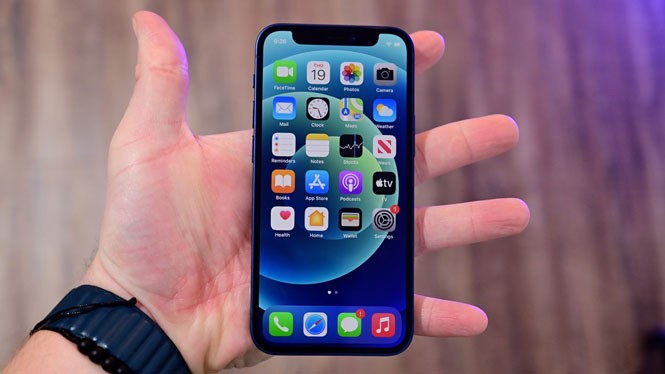 Apple lan dau danh bai Samsung sau 4 nam nho iPhone 12